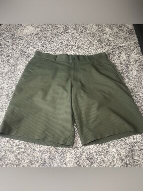 Under armour men’s shorts 36 olive green striped chino golf loose fit